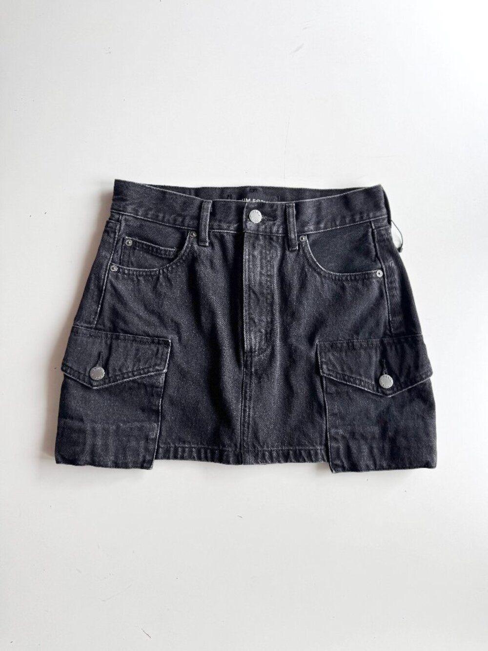 Aritzia DENIM FORUM 90's Mid Rise Black Eyeliner Denim Cargo Mini Skirt, Size 25